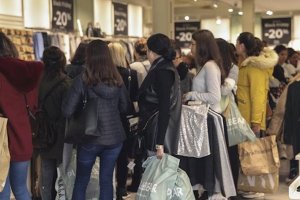 El Gobierno pretende evitar las aglomeraciones en las tiendas.