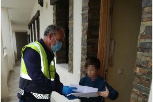 Uno de los alumnos recibiendo el material.