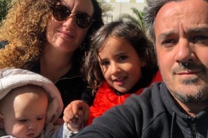 Jose, con su mujer y sus hijos, en una imagen remitida a LA VOZ.