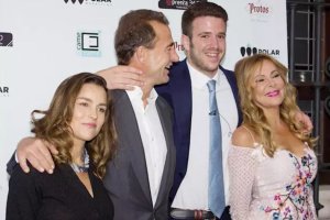 Lequio, acompañado de sus padres y la mujer de su padre en una de sus últimas apariciones públicas.