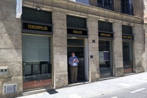 Terciopelos y visillos son artículos que vende esta tienda de la  calle Jovellanos, una vía que empieza a salir del letargo.