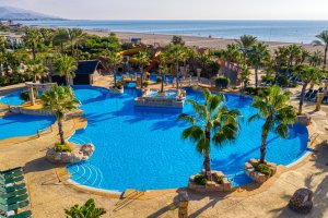 Piscinas exteriores del Hotel Zimbali de Grupo Senator, en las playas de Vera.