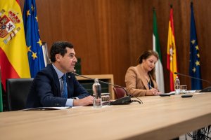 El presidente Juanma Moreno y la consejera Carmen Crespo.