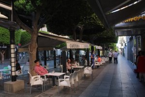 Imagen del Paseo ya con las cafeterías abiertas.