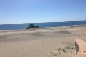 Las máquinas vuelven a trabajar en la playa del Lacón.