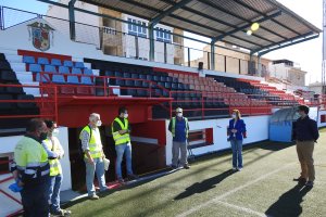Alcaldesa y concejal con los técnicos, en el campo de El Hornillo.