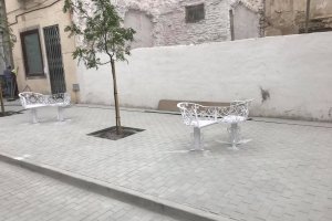 Los nuevos \"bancos para confidentes\" o \"para enamorados\", como los ha etiquetado el alcalde.