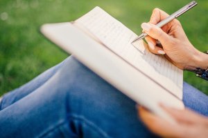 Una estudiante toma notas.