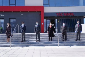 Juanma Moreno y resto de representantes públicos en la visita a Vicasol 3