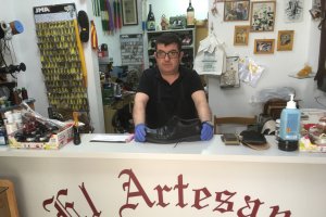 El zapatero remendón de la calle Trajano, Javier Torres, que ha retomado su trabajo.