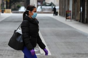 Una mujer con una mascarilla por la calle.