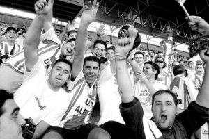 Aficionados de la Peña La Unión en la Tribuna del Juan Rojas.
