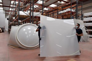 Plancha de metacrilato para mamparas y claraboyas.