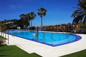 Espectacular piscina del Camping Los Escullos.