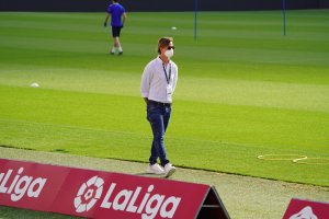 José María Gutiérrez, \'Guti\', siguiendo el entrenamiento del Almería.