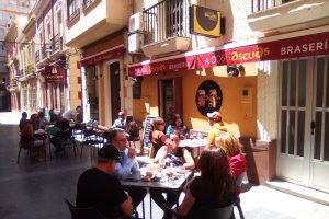 Los bares abren de nuevo sus puertas en Almería.