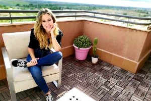 Paola Castillo desde la terraza de su residencia de Madrid.