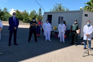 Agentes de la Guardia Civil junto a personal sanitario encargado de realizar los test de detección