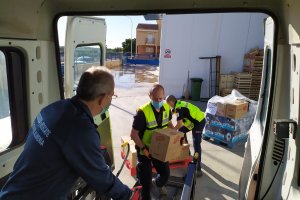 Entregando productos de primera necesidad por toda la provincia de Almería.