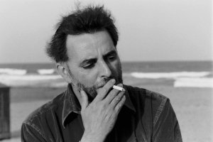 Julio Anguita, fotografiado en una playa de Almería.