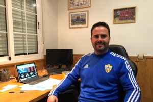 Juanmi Giménez con todo el material en el despacho de casa.