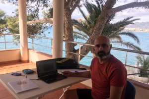 Antonio Alcázar trabajando en casa con la plantilla.