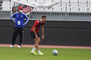 Juan Ibiza en el Estadio junto al míster José María Gutiérrez, \'Guti\'.
