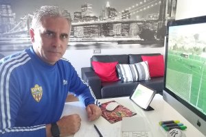 Pepe Morales trabajando en el despacho de casa.