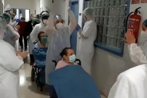 El personal de la residencia de Roquetas aplaude a seis mayores que han superado la enfermedad.