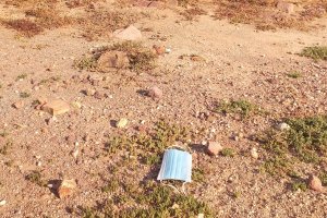 Mascarilla abandonada en el Parque Natural Cabo de Gata- Níjar.
