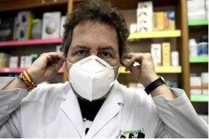 Un farmacéutico se coloca una mascarillas FFP2 modelo KN95. - Óscar Cañas - Europa Press
