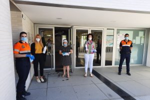 Entrega de material sanitario en uno de los centros educativos del municipio.