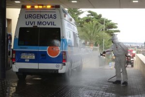 Desinfectan una ambulancia en el Hospital Universitario de Torrecárdenas.