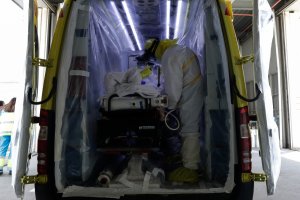 Traslado de un paciente infectado por COVID-19.