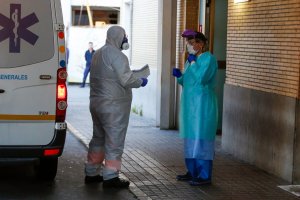 Sanitarios a la puerta de un hospital sevillano.