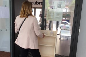 Una usuaria en la Biblioteca Central José María Artero.