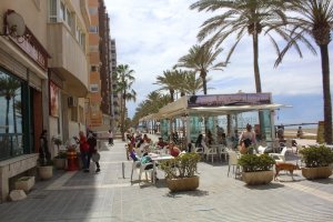 Terraza en el paseo marítimo llena de clientes el pasado fin de semana