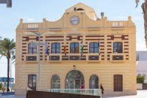 El Ayuntamiento de Garrucha, situado en el Paseo del Malecón.