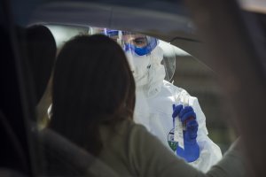 Realización de recogidas de muestras desde el coche para detectar casos en Sevilla.