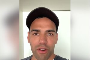 Radamel Falcao, delantero del Galatasary, apoya a Turki.