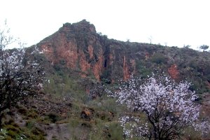 Vista de la enigmática Cueva de Nieles, situada en el cerro del mismo nombre.