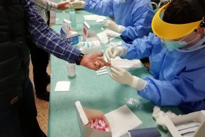 Realización de test rápidos para la detección del Covid-19.