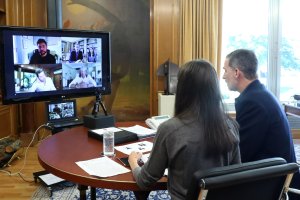 Un momento del encuentro entre los Reyes con Bisbal, Mercé y Poveda.