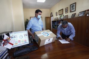 El presidente de la Diputación entrega mascarillas en Íllar.