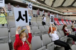 Las gradas del FC Seoul con las muñecas.