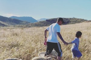 Guti y el pequeño Enzo paseando por San José.