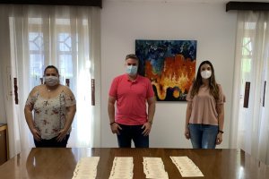 El alcalde repartiendo los bonos para gastar en comercios viatoreños a los ganadores de los concursos.