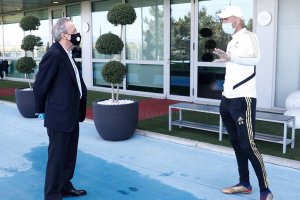 Florentino pasa revista.