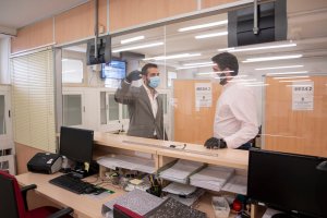 Visita a las instalaciones del Registro Municipal ya dotadas con mamparas