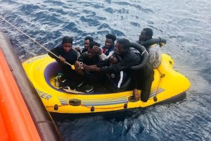 Personas rescatadas de una patera en una imagen de archivo.